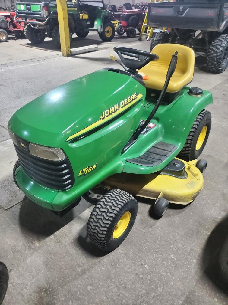 John Deere LT166 (46") used riding mower