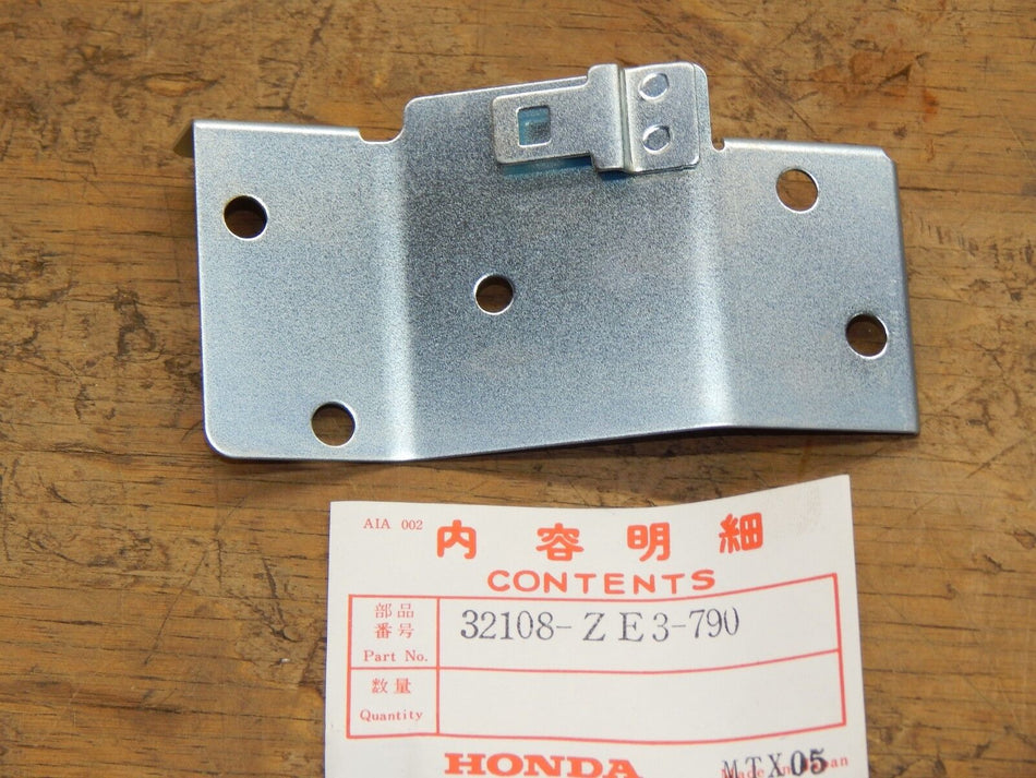 Honda OEM Base, Harness Clip #32108-ZE3-790- QTY.1-NEW